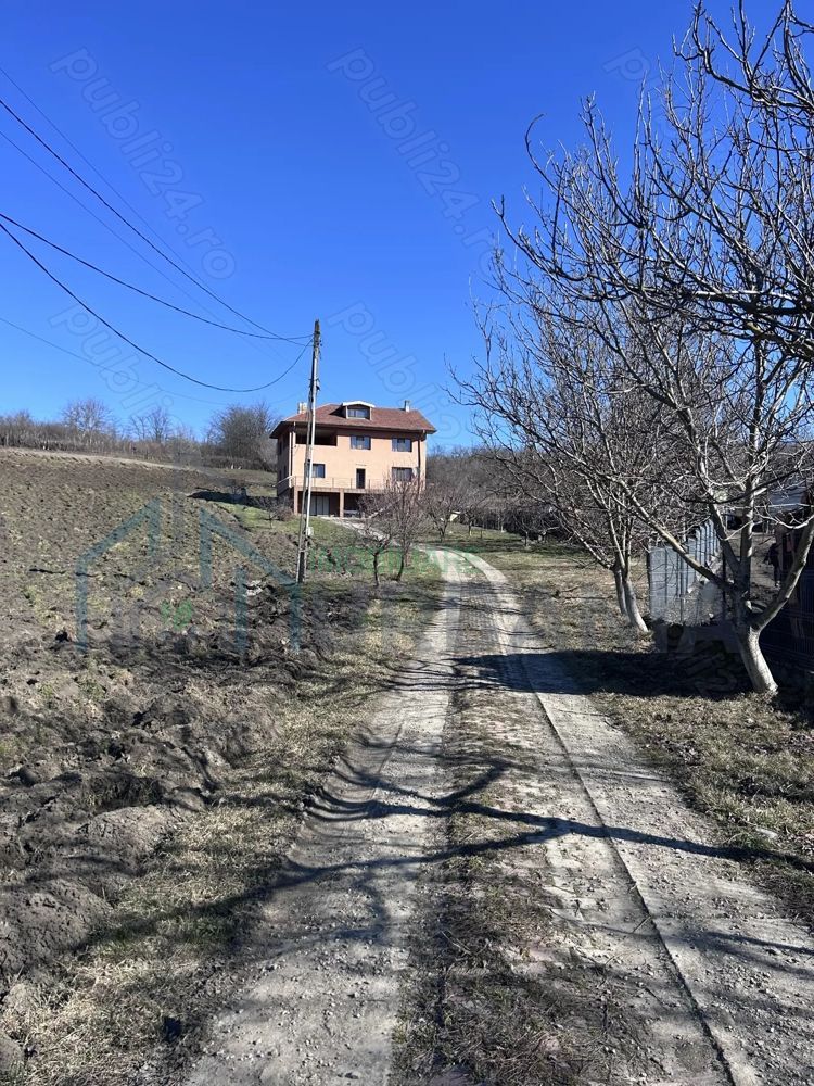Casă modernă și spațioasă, gata de mutat 6400 mp teren, terase și garaj 399.000 - Poză 2
