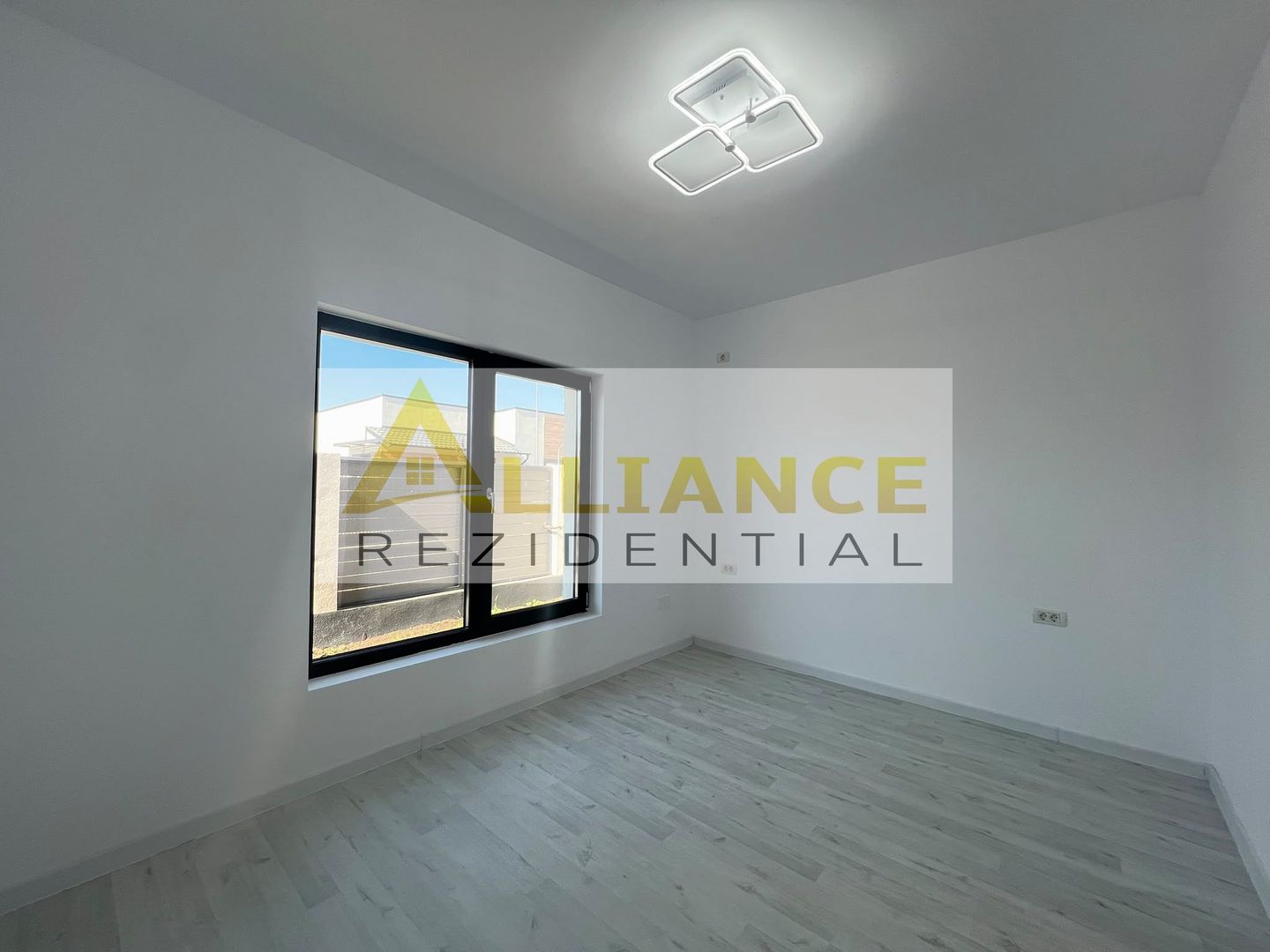 Casa individuala parter - 4 camere - STR.Miorita - Poză 9