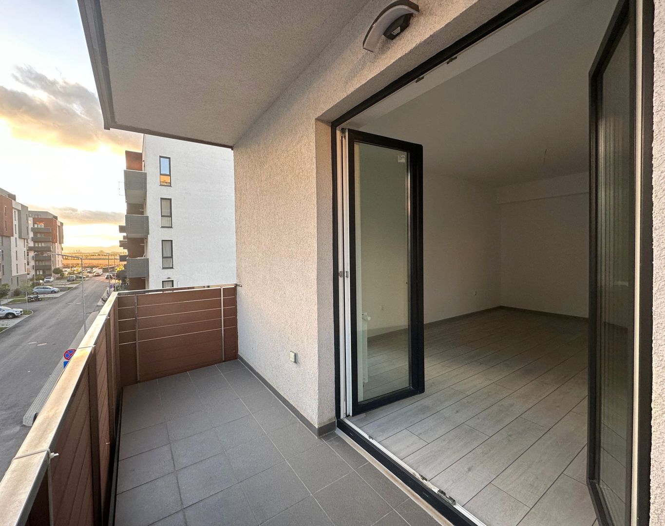 VÂNZARE APARTAMENT 2,5 CAMERE  NOU NELOCUIT - Poză 5