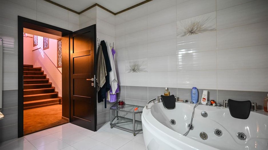 Somptuozitate in stil modern, 2 garaje, 3 terase, totul pe 1.000 mp teren - Poză 54