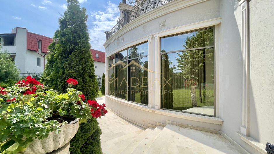 Impressive Villa *1500 SQM usable* 2613 SQM land / Open to the lake - Poză 4
