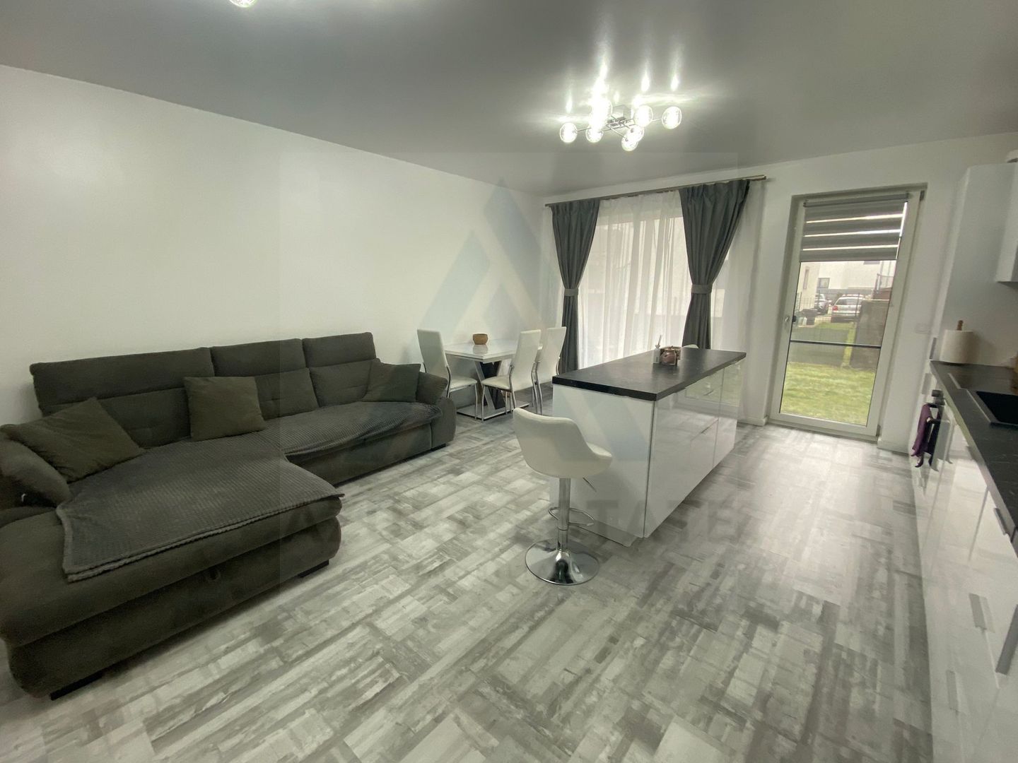 Apartament 3 camere 2 bai curte 85 mp 2 locuri de parcare in Selimbar - Poză 2