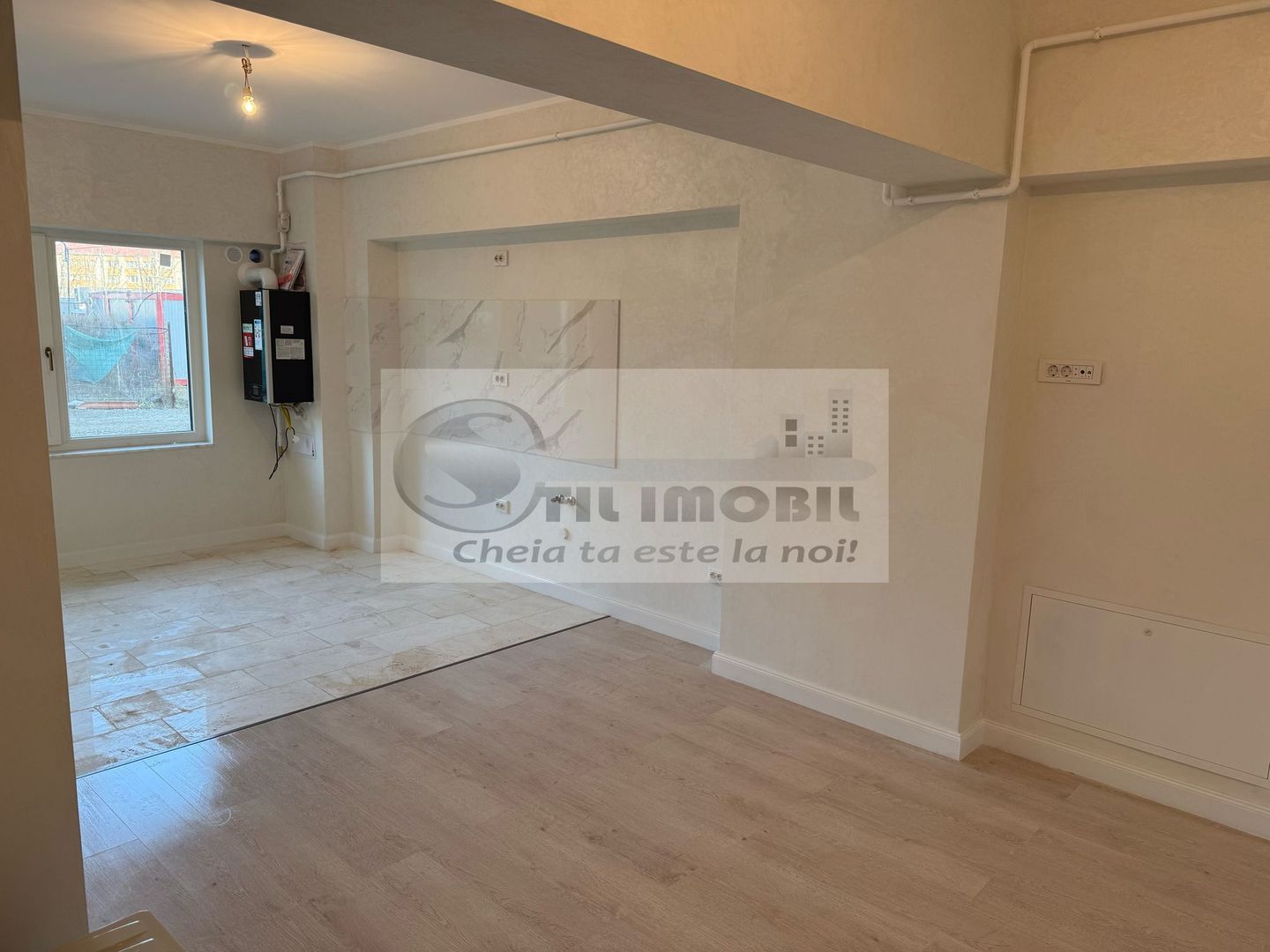 Spațiu com+Loc de parca– 40 mp, Parter, Royal Town Copou – 650€ neg. - Poză 1