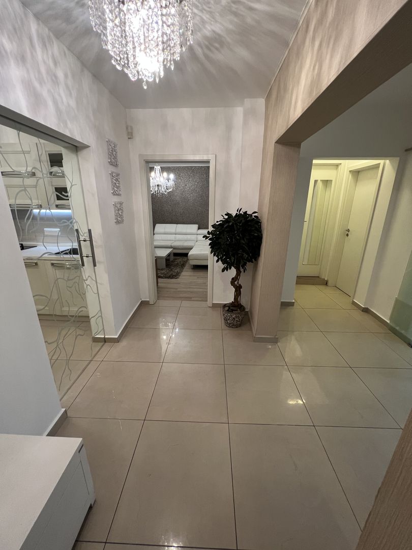 Apartament Lux 4 camere metrou loc parcare - Poză 1
