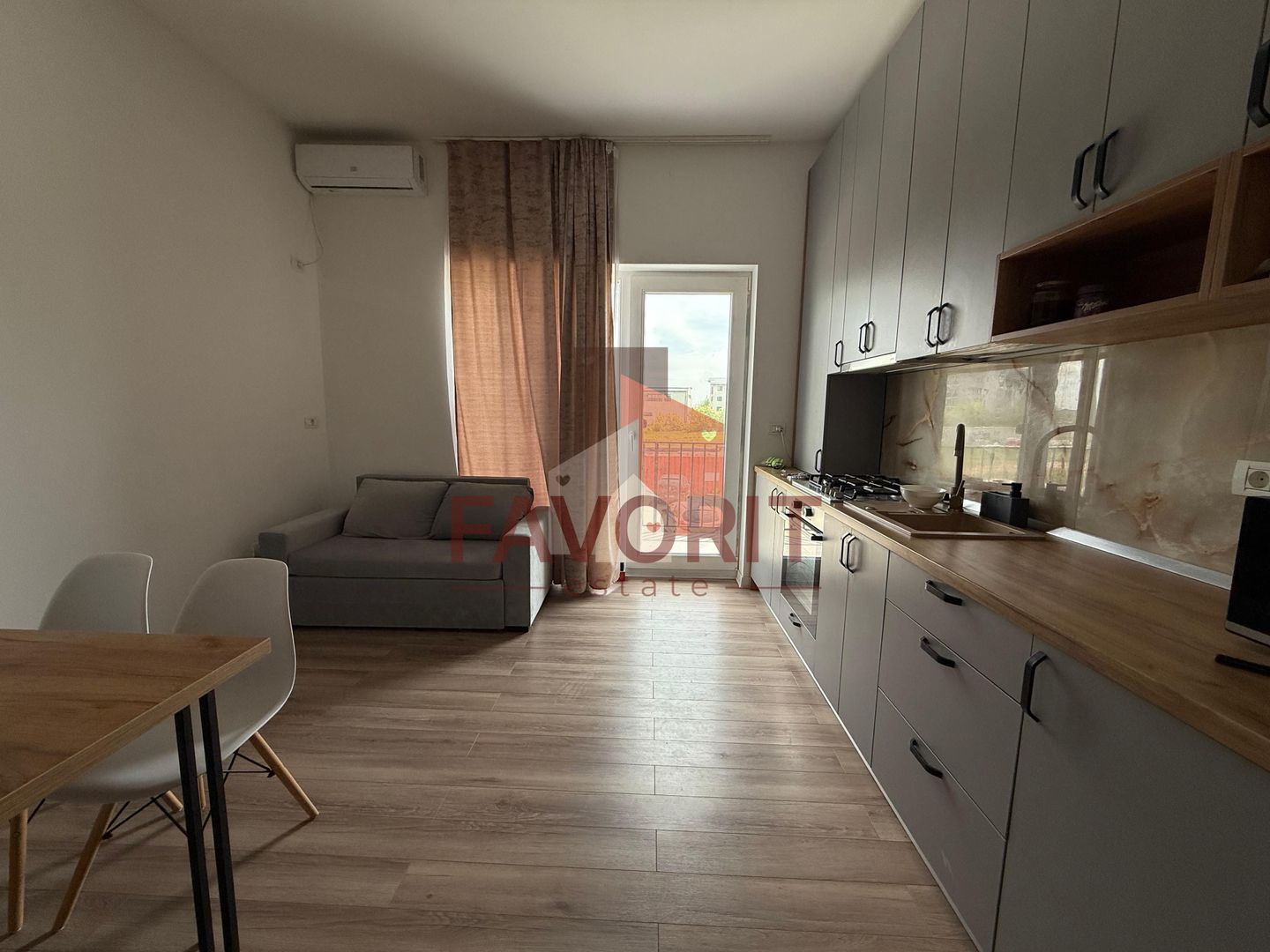 Mobilat si utilat. Etaj 1. Strada asfaltata - Poză 1