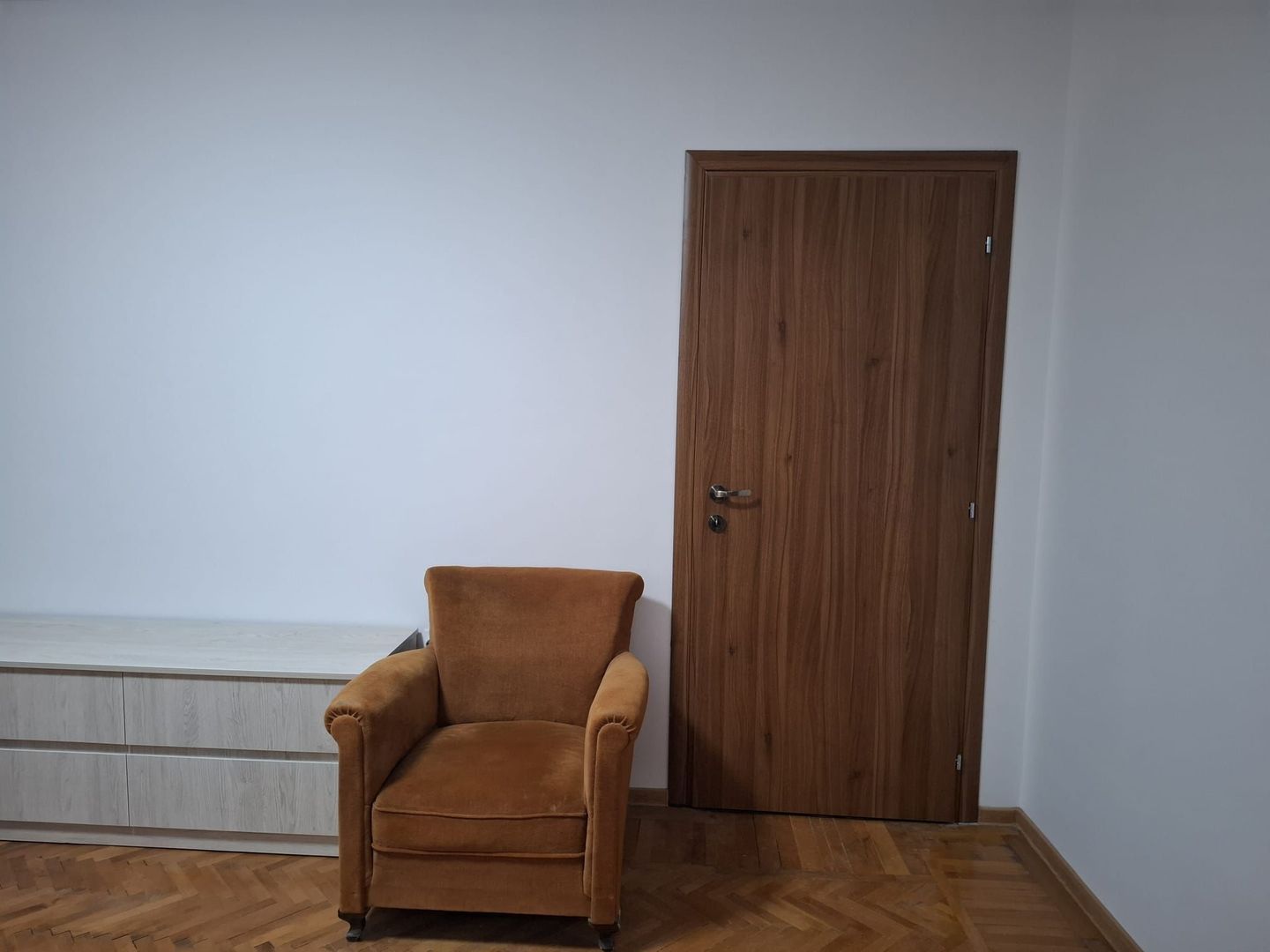 URGENT!, renovat complet, vedere spate, mobilat/utilat modern, liber - Poză 4