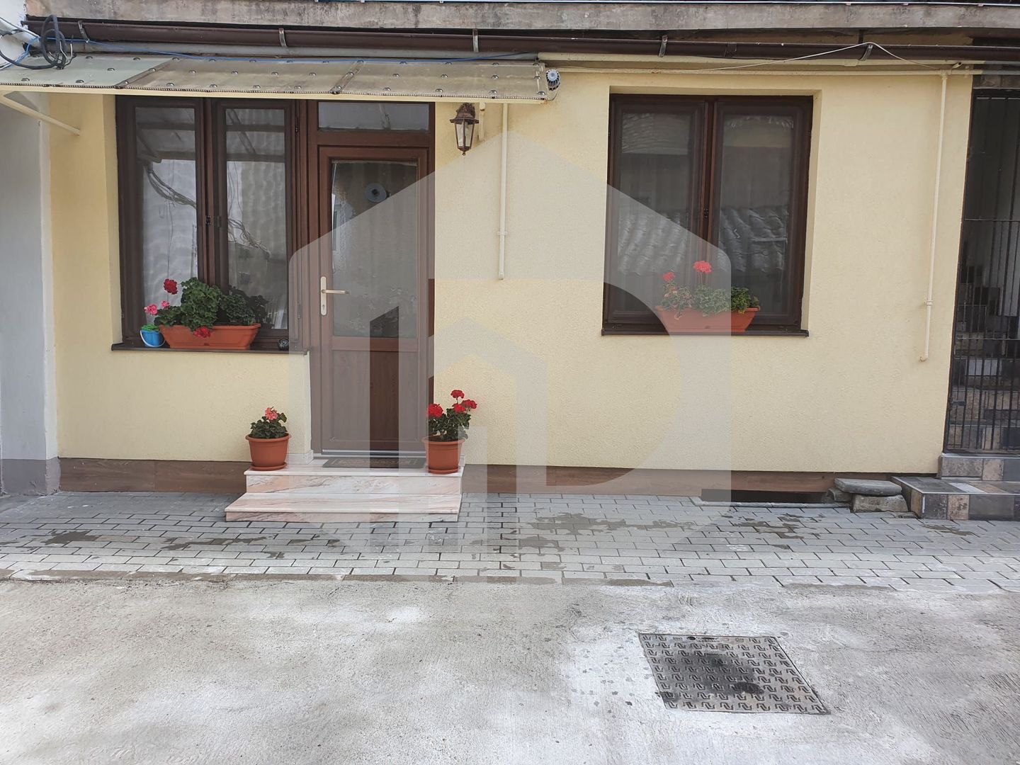 Apartament 2 camere in zona 9 Mai/ Renovat complet+ Pivnita+ curte - Poză 3