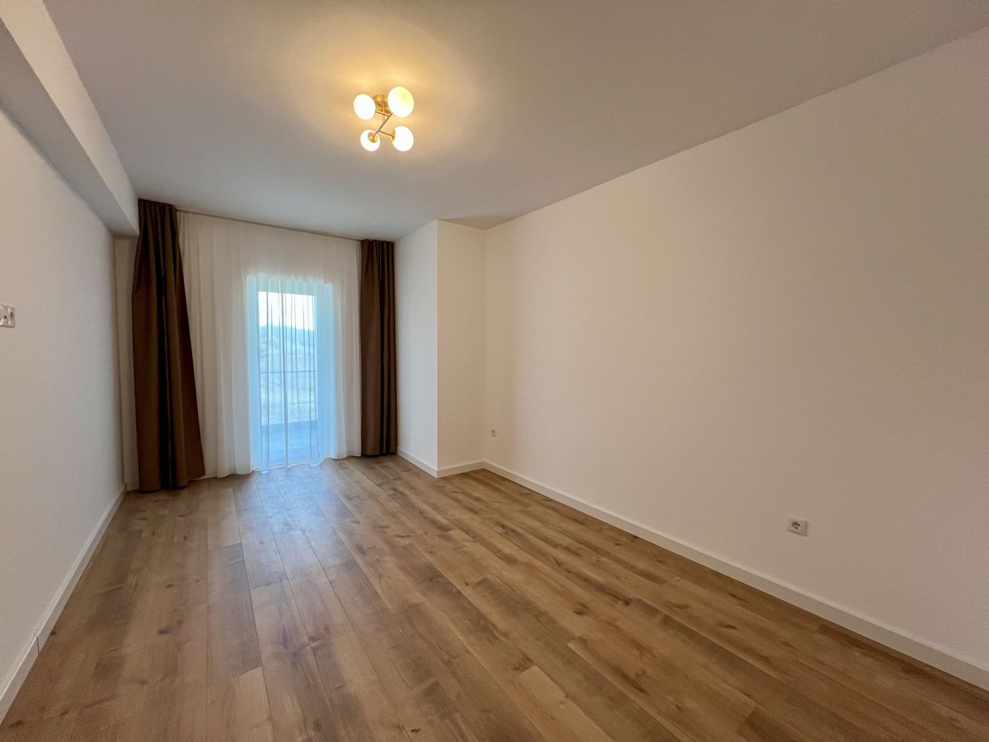Apartament 3 camere cu 2 bai si 2 terase  - etaj 1, finisat la alb - Poză 3
