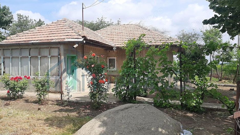Vând casa cu 5camere în sat cîrja vaslui, teren 1900mp, apa trasa,curent, casa trebuie renovată, - Poză 6
