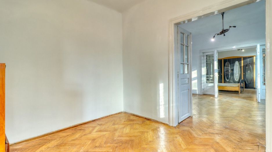 Centru- Casă boierească individuală- 5 camere si  451 mp teren - Poză 4