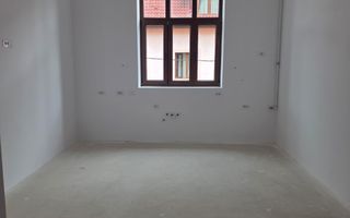 Apartament renovat 3 camere 2 bai 85 mp si pivnita  în zona Central - Poză 5