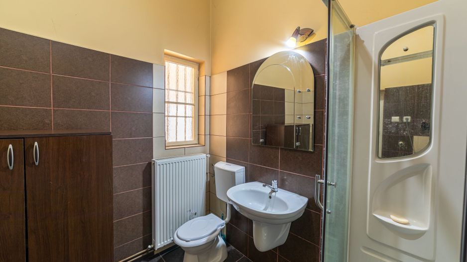 Apartament la casă cu 3 camere zona Pârneava - Poză 8