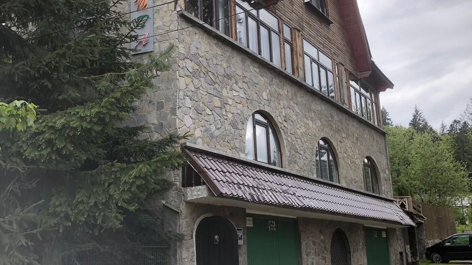 Vila Predeal 500 mp de renovat potential 6 apartamente 3 garaje - Poză 2