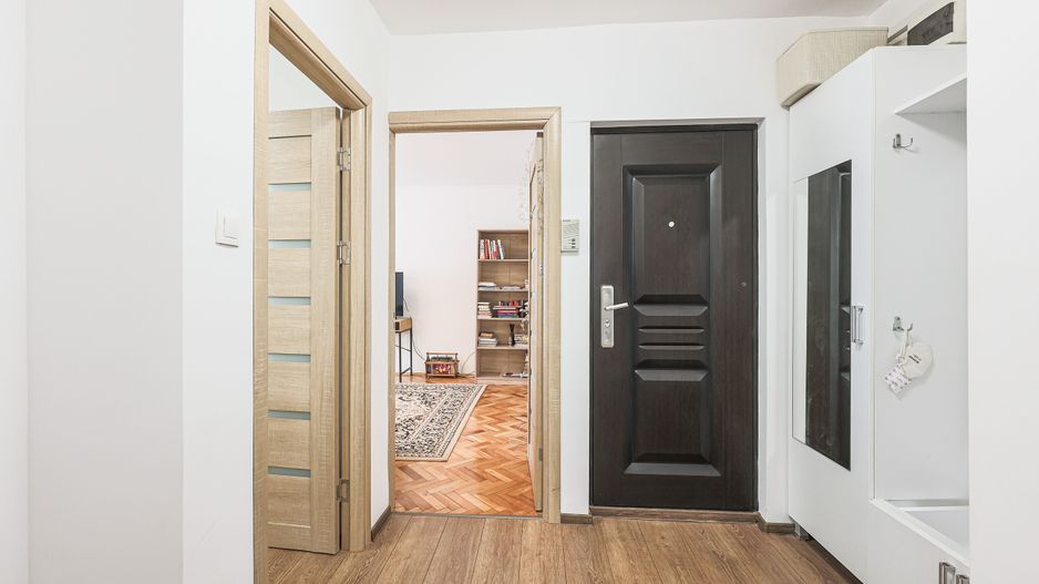 Rezervat Apartament renovat, cu 2 balcoane, la Etajul 1 in Micalaca - Poză 2