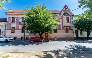 Apartament cu 4 camere si terasa si curte proprie, langa primarie - Poză 1