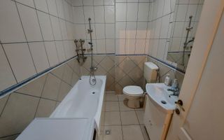 Apartament renovat tip mansarda pivnita si parcare privata in Strand - Poză 8