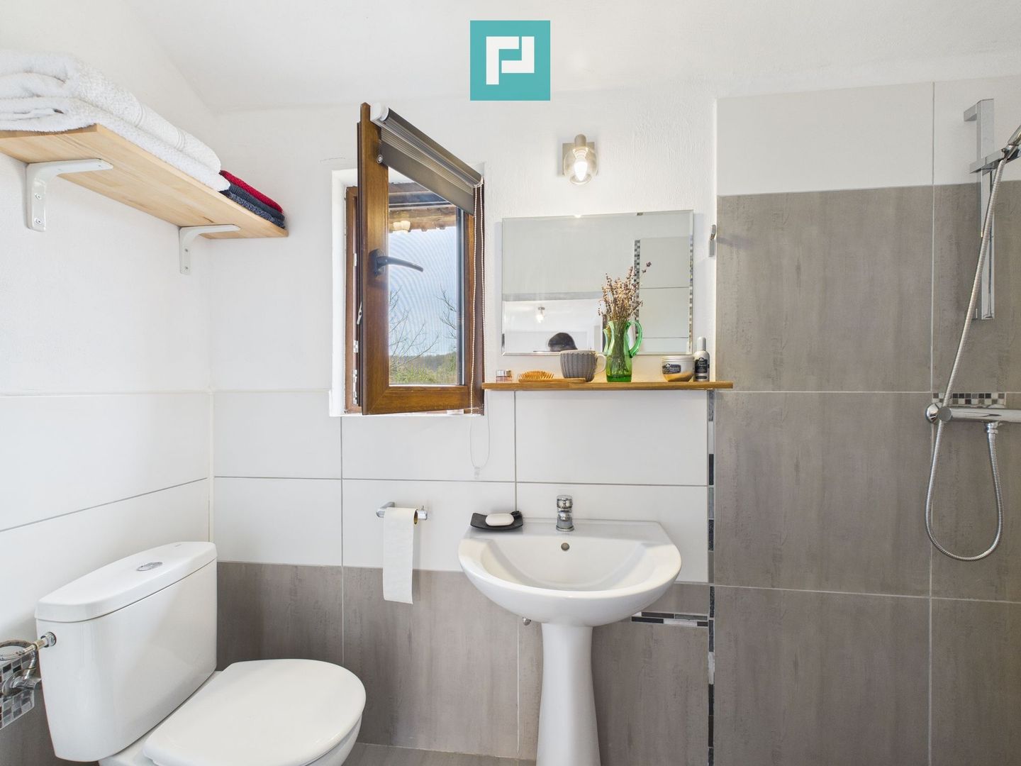 Casă renovată în localitatea Comănești, Arad - Poză 13