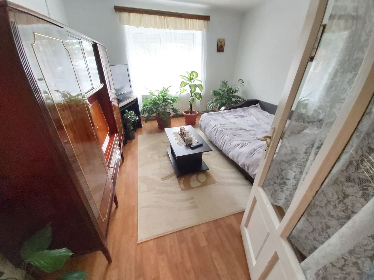 Casa de vanzare cu teren generos - Poză 1