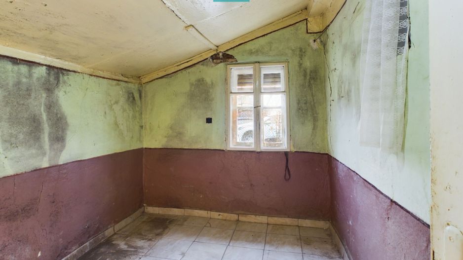 Casă modestă cu 3 camere în Ghioroc - Poză 6