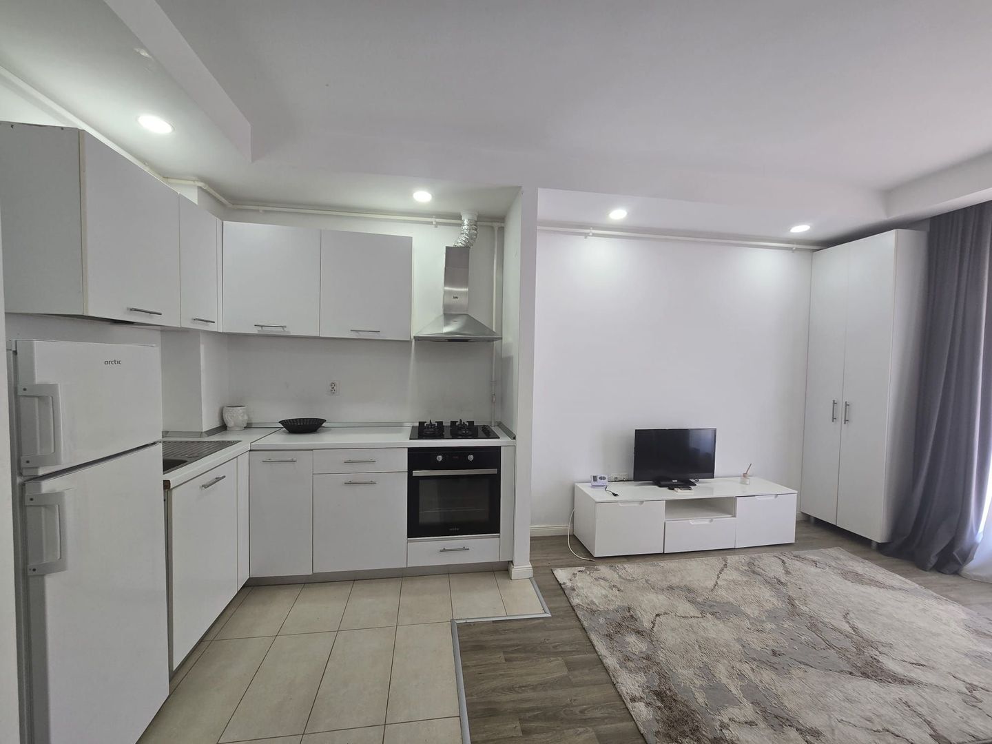 COSMOPOLIS - Apartament cu 2 camere si gradina, mobilat si utilat. - Poză 2