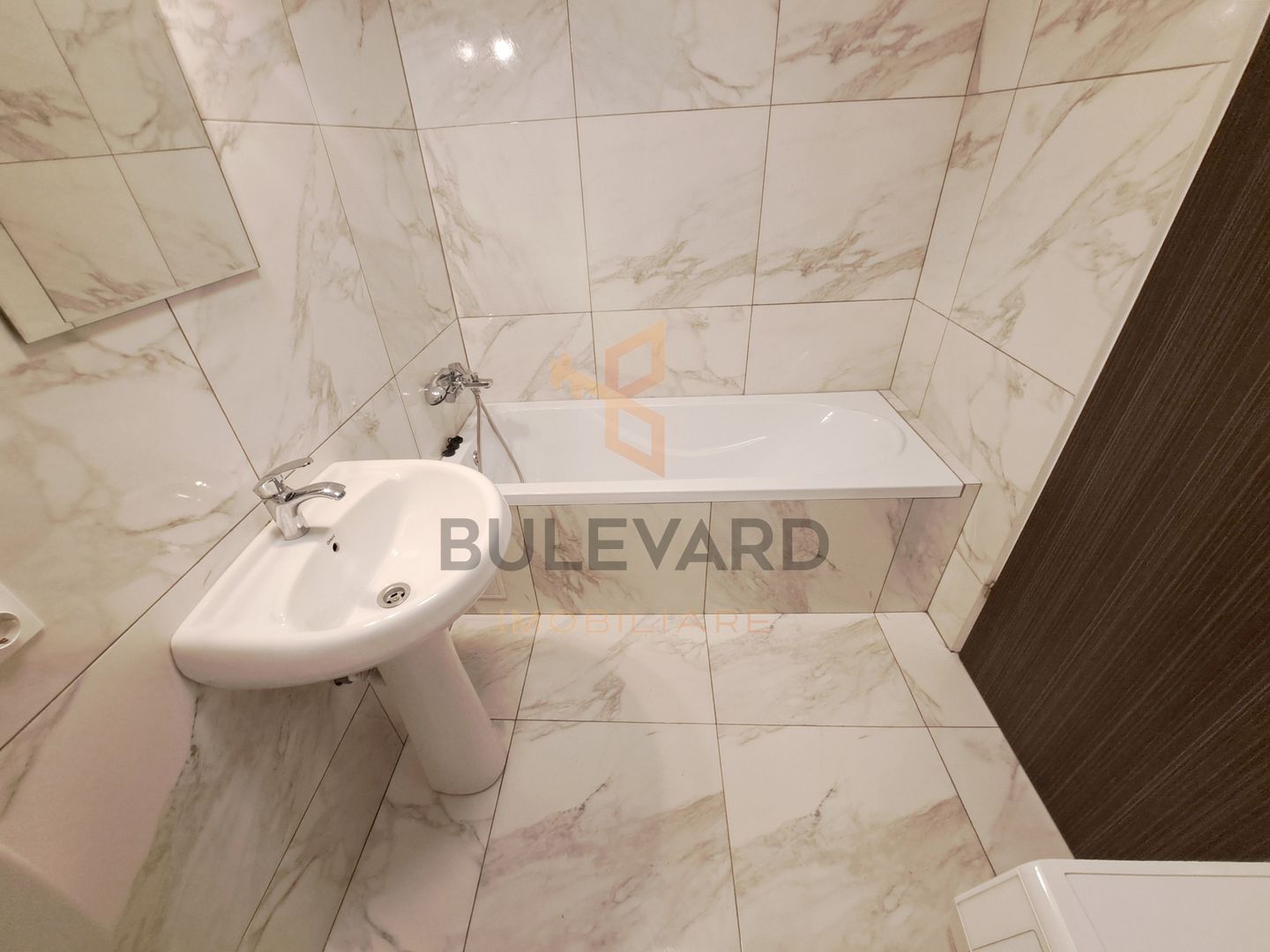 Apartament 3 camere, 2 bai, parcare, zona Metro! - Poză 10