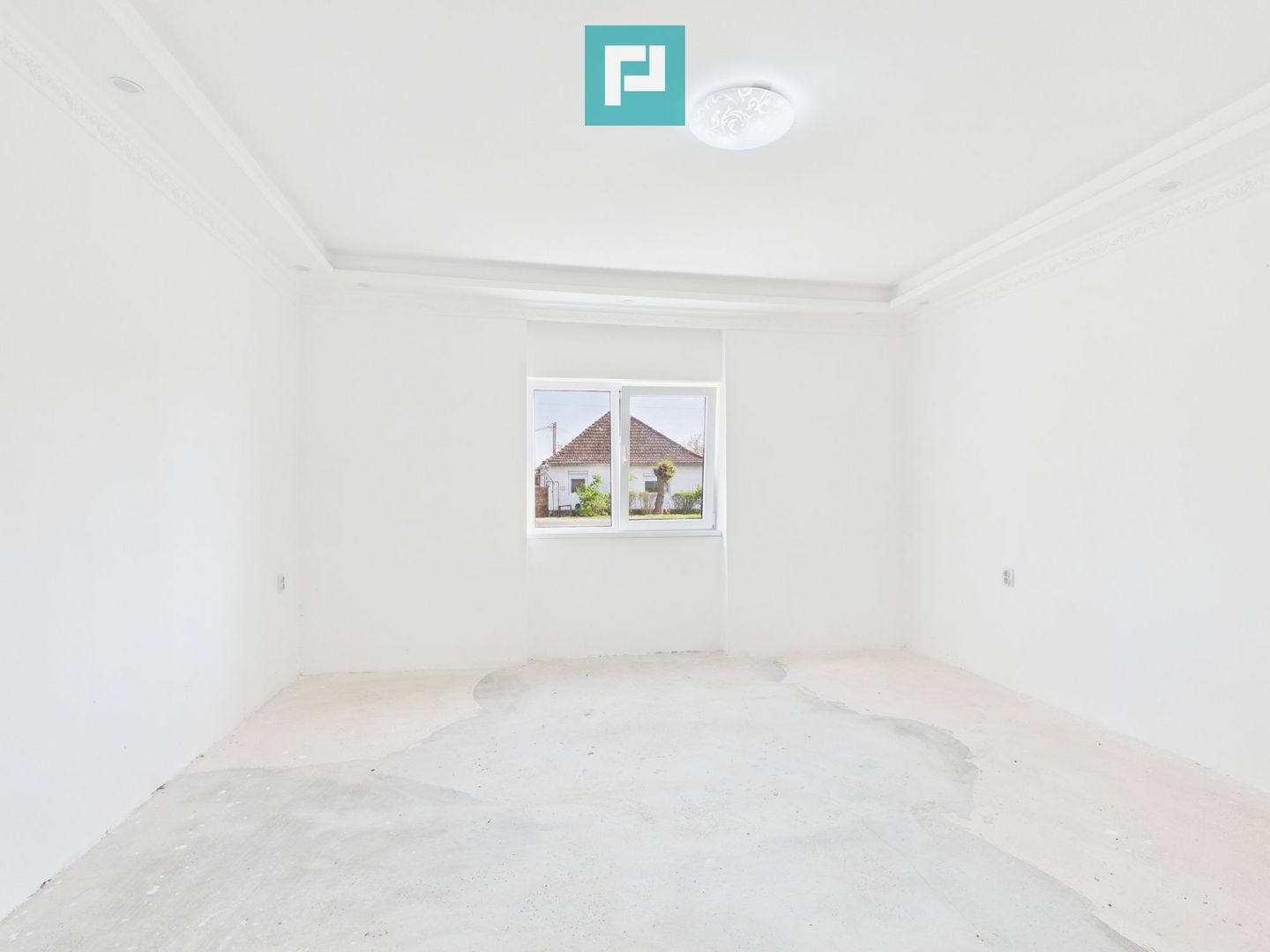 Casă renovată 4 camere si 1452 mp teren în Bătania - Poză 4