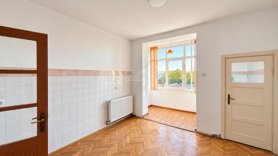 Bloc tip asociatie - zona Kiriac. 4 camere, 3 balcoane. Garaj si boxa. - Poză 7