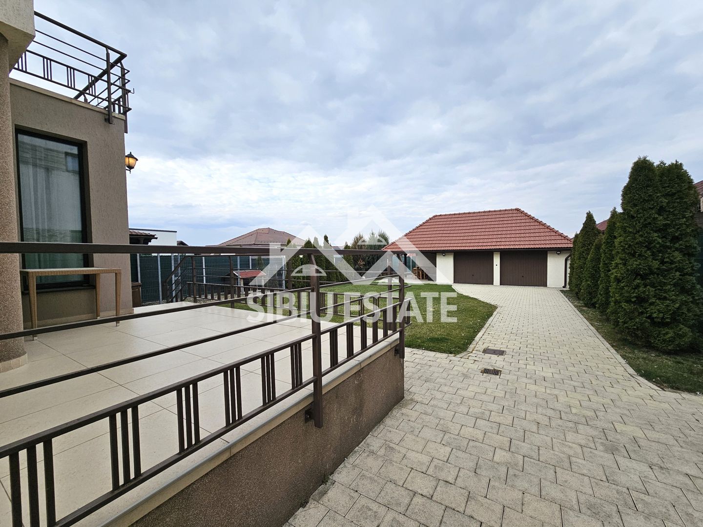 Casa individuala garaj pivnita curte mare - Poză 2