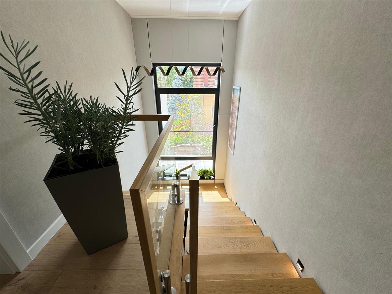 Vila cu arhitectura modera, intr- o oaza de liniste - Poză 4