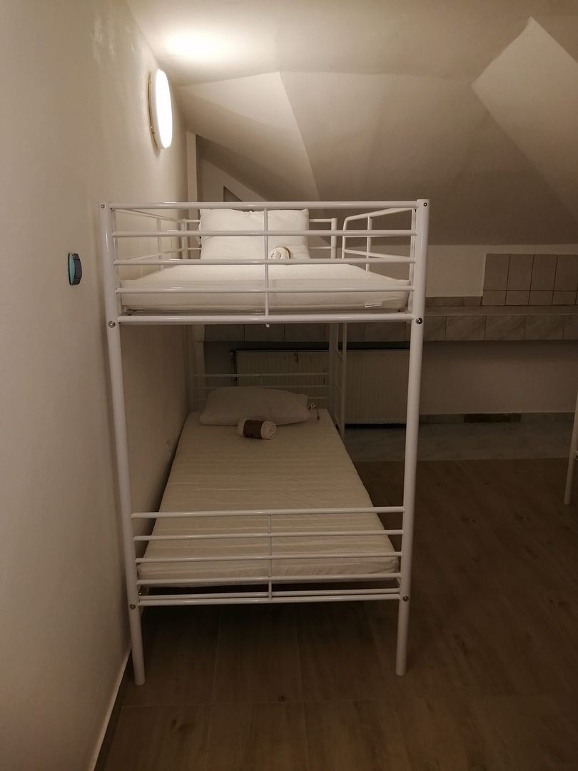 Etaj de inchiriat/ camere+ bai/bucatarie/spalatorie - Poză 12