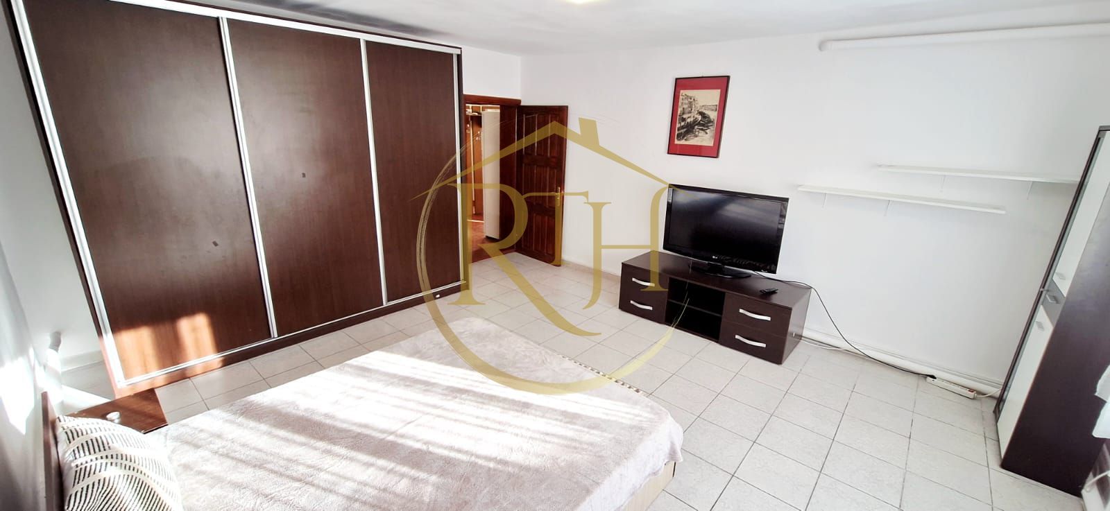 Oferim spre inchiriere casa spatioasa cu 2 camere, Zona Soarelui,cartier privat - Poză 3