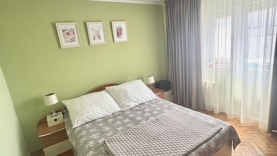 Apartament cu trei camere de vânzare, renovat complet, central - Poză 1