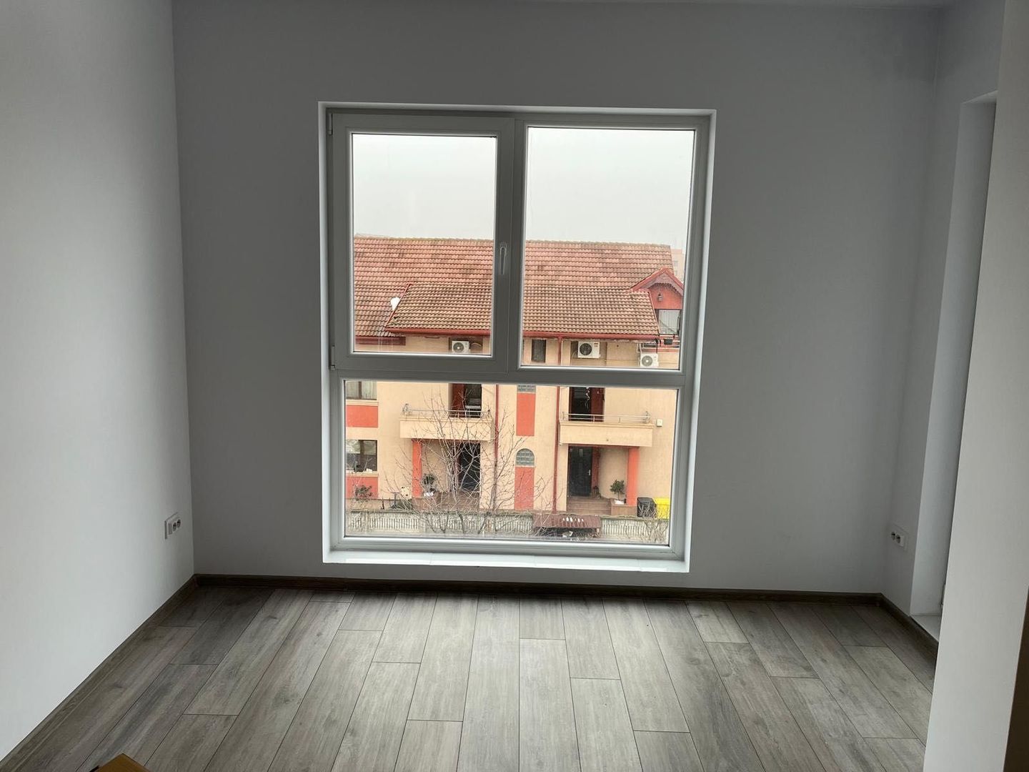 Închiriere apartament nou, complet mobilat – Otopeni, zonă centrală - Poză 2