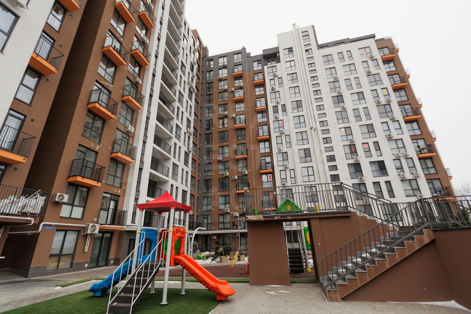 Vânzare, apartament, 2 camere și living, strada Cornești, Râșcani - Poză 1