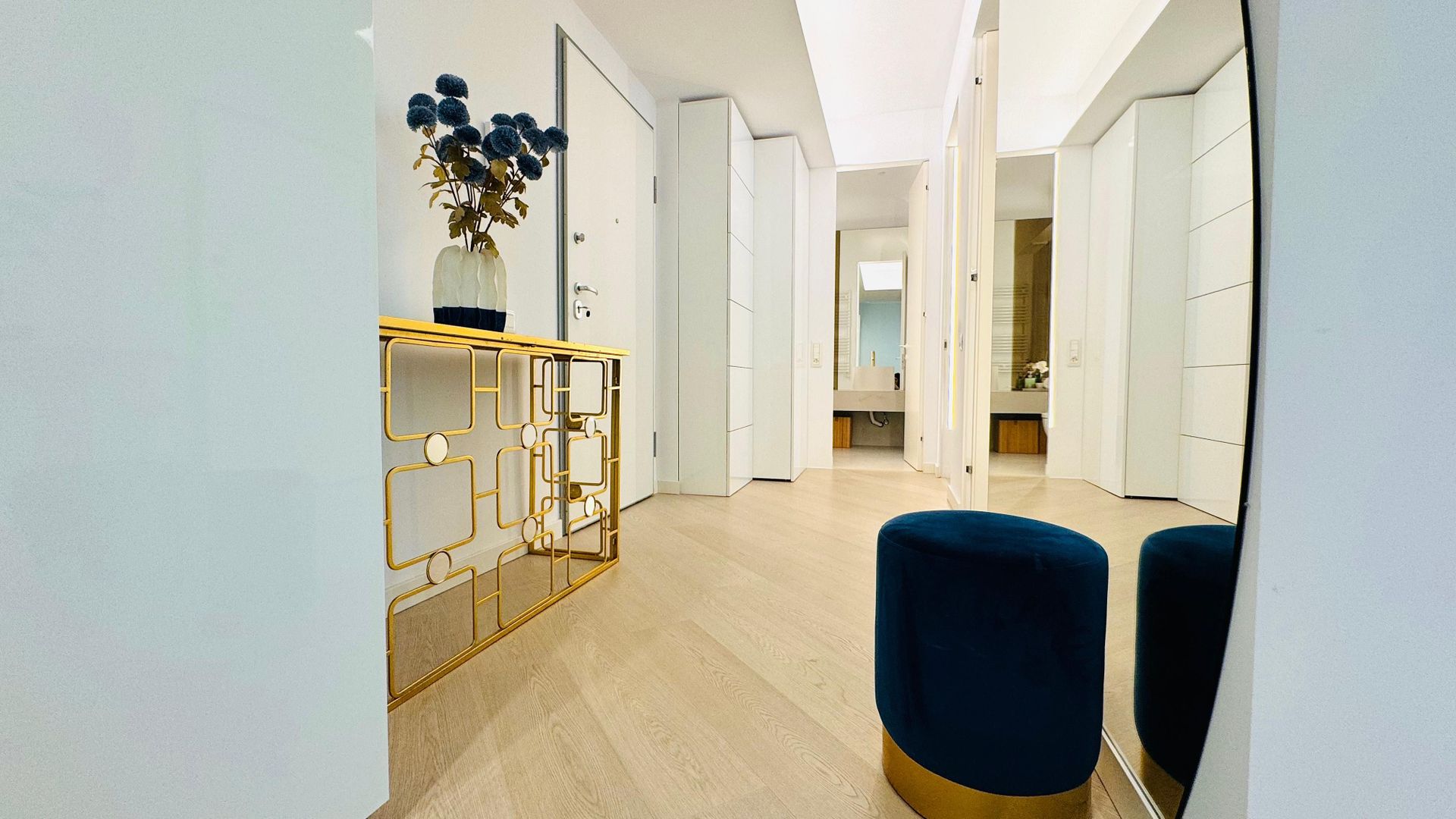 INCHIRIERE DOUA CAMERE MODELUL MARE ZONA PIPERA CORTINA NORTH - Poză 5