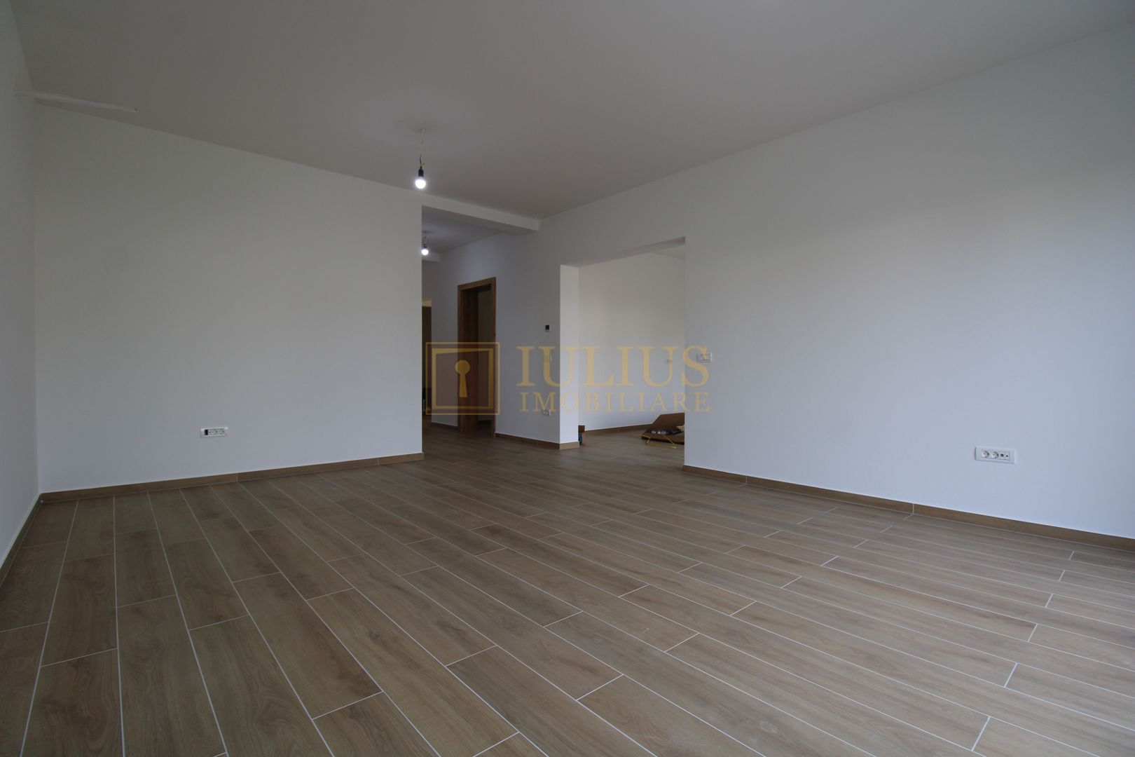 Casa zona Lunei, 5 camere + 3 bai, centrala proprie, rezidential sau birouri ! - Poză 10