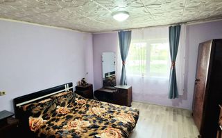 Vand casa recent renovata cu 900 mp curte si gradina in Carpinis - Poză 3
