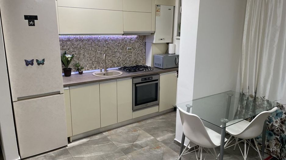 Vanzare apartament 3 camere stradal plus terasa, curte - Poză 4