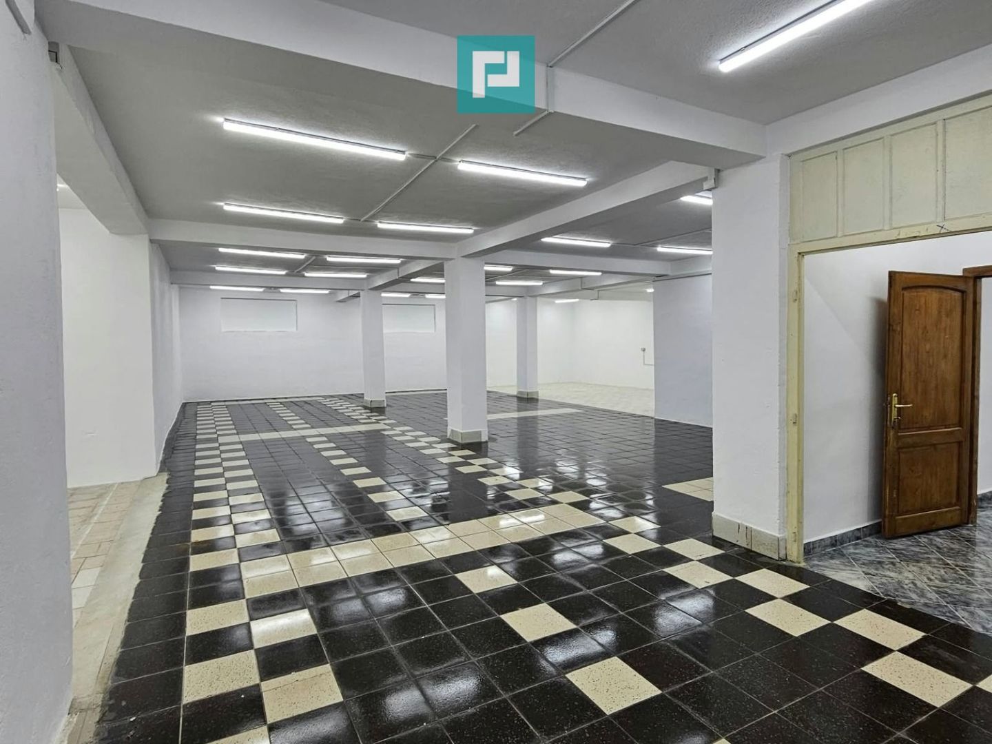 Proprietate impresionantă Sântana - 3500 mp utili - Poză 9