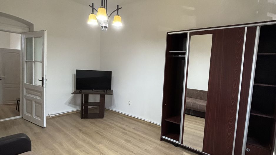 Apartament 2 camere,curte comuna/4 proprietari - Poză 2