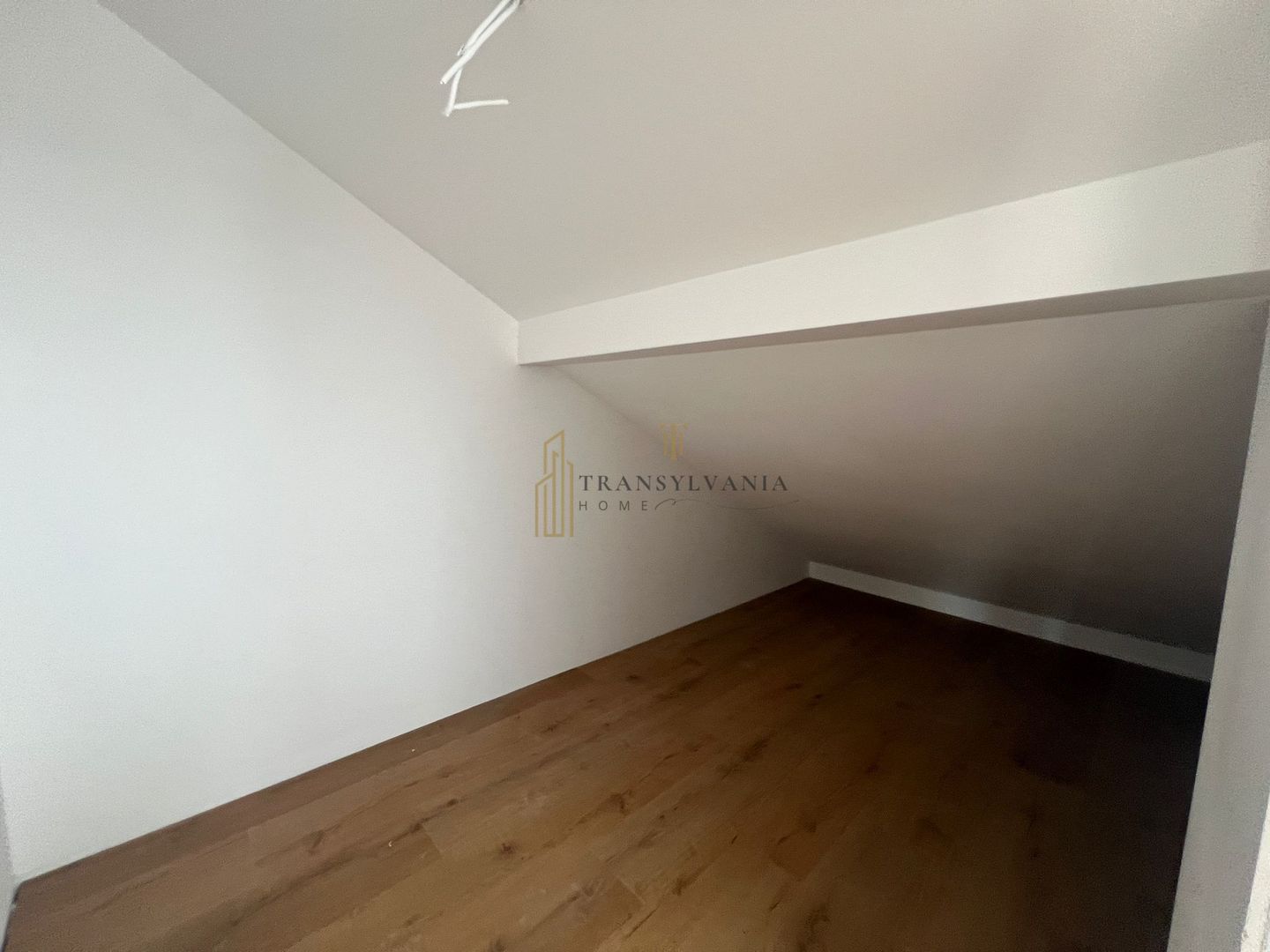 Apartament 4 camere, suprafata generoasa - Poză 12