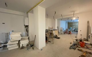 Spatiu comercial ultracentral cu vitrina si intrare direct din strada - Poză 3