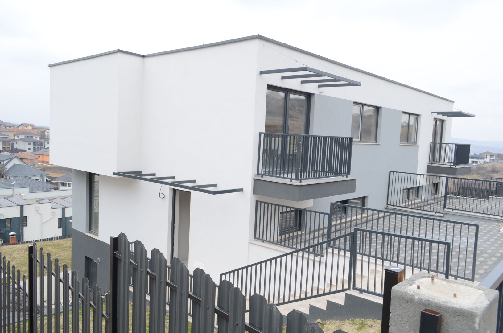 Casa cuplata (duplex) cu vedere panoramica in Dezmir - Poză 1