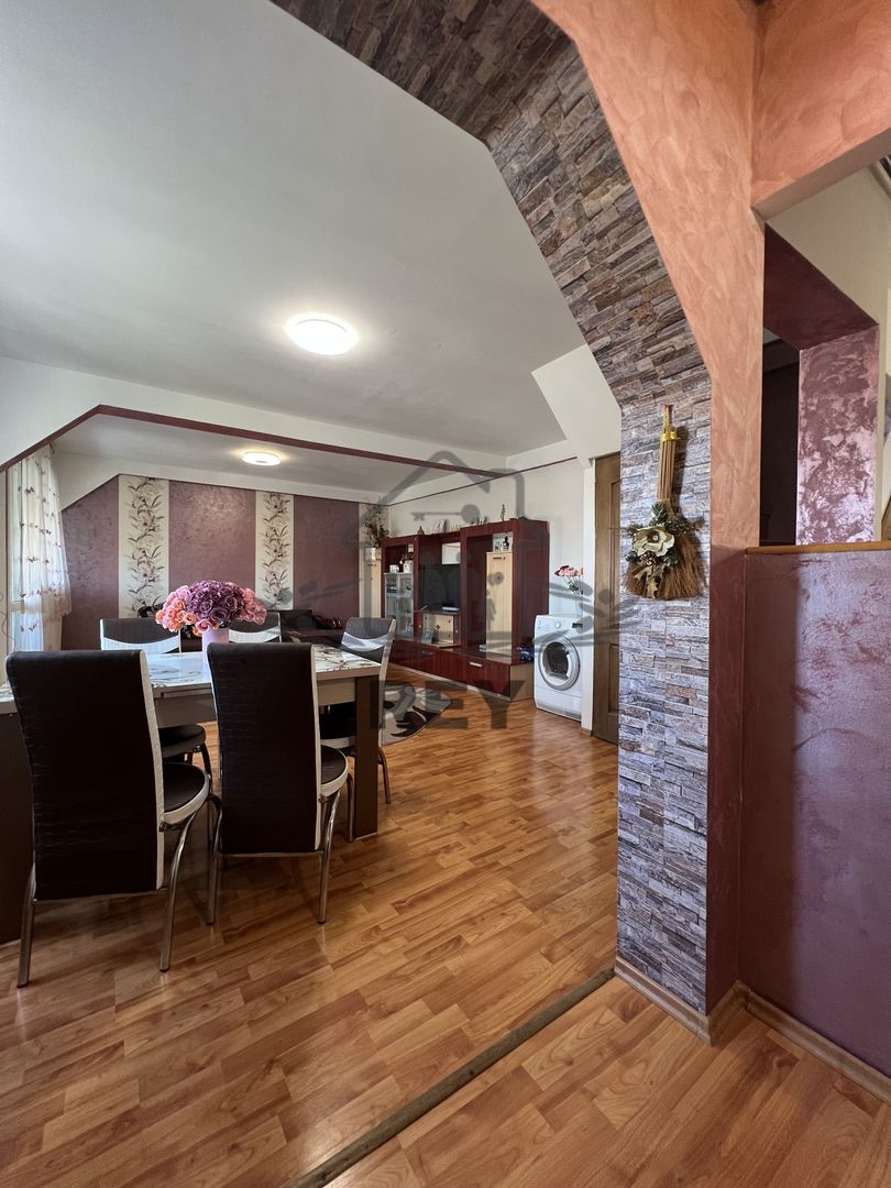 De vanzare- Apartament 3 camere str Luptei - Poză 10