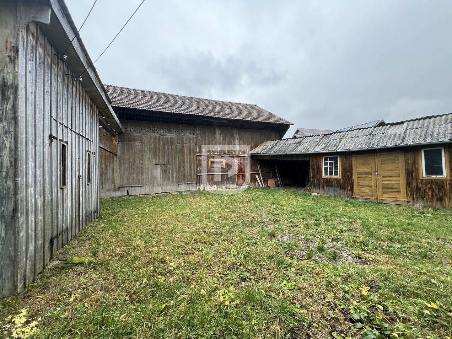 De vanzare casa, atelier fierarie, 4 anexe - 2507 mp in Manastirea Humorului - Poză 12