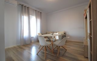 Casa cu 3 camere, locuri de  parcare, curte - Poză 2