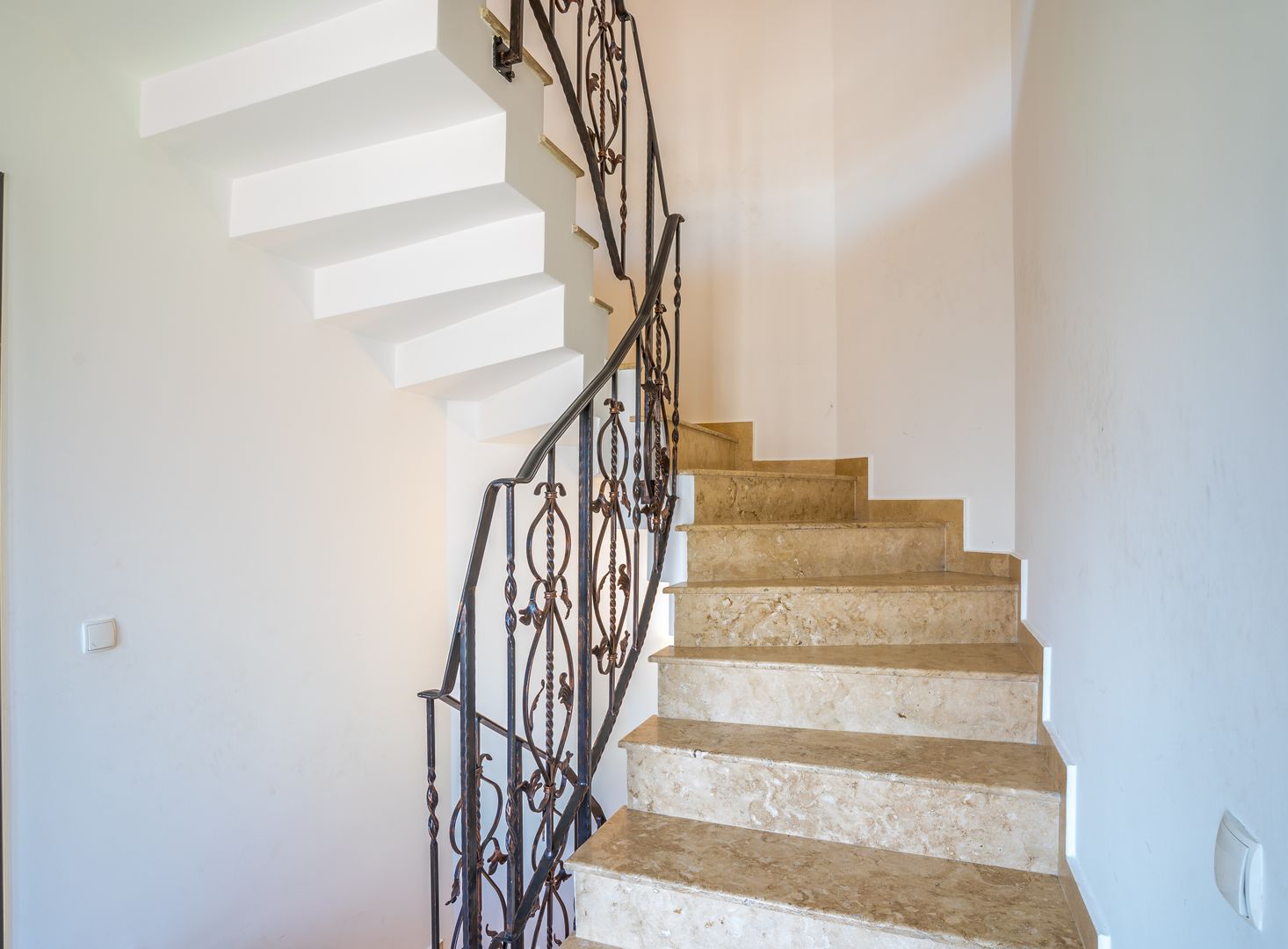 9 camere, 5 bai, spatiu hobby, gradina, garaj,locatie buna - Poză 19