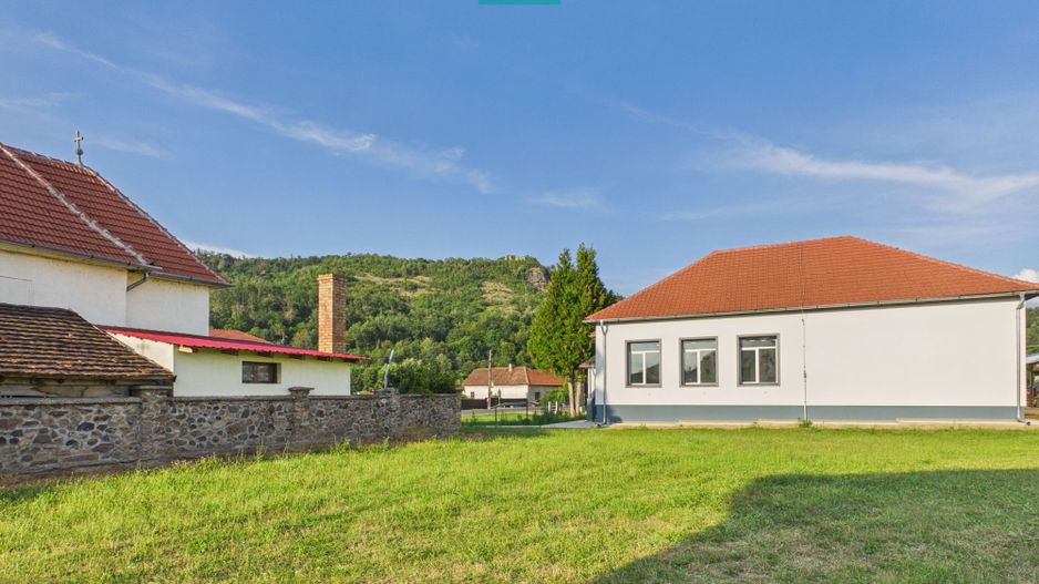 Casă în centrul localității Dezna, județul Arad - Poză 15