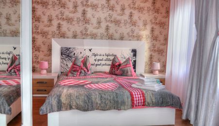 Apartament renovat, 2 camere cu terasa,, zona Constituției