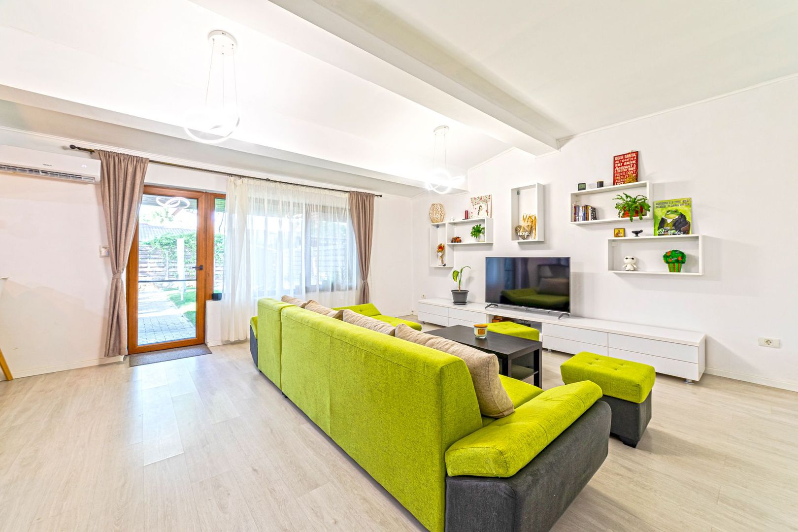 Casă în Cartierul Verde, independentă energetic - Poză 3